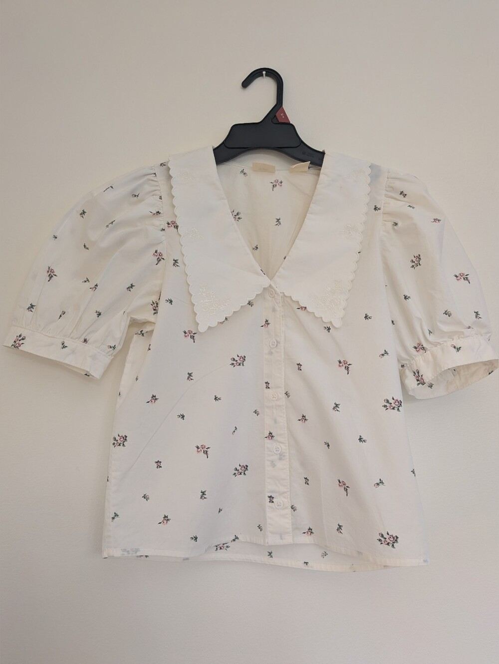 Levi's Cream Floral Button-Front Puff Sleeve Blouse with Scalloped Collar.